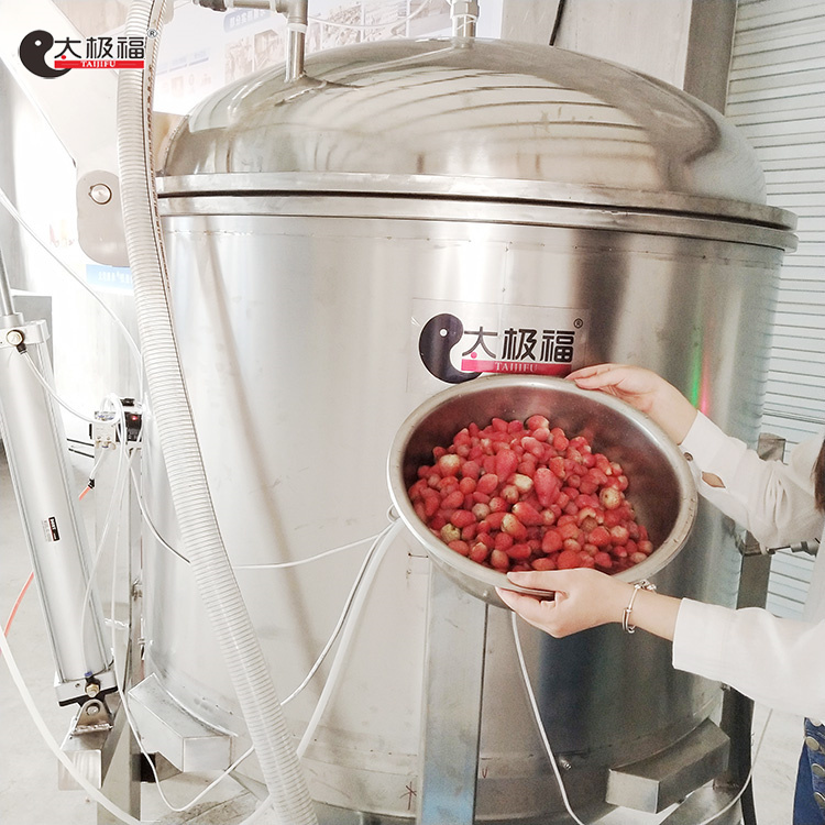 草莓浸糖机工作实例